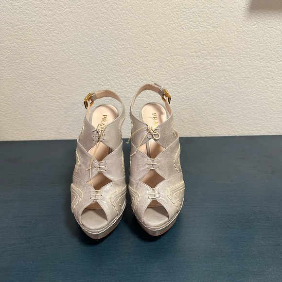 Prada - Picture 1 of 5